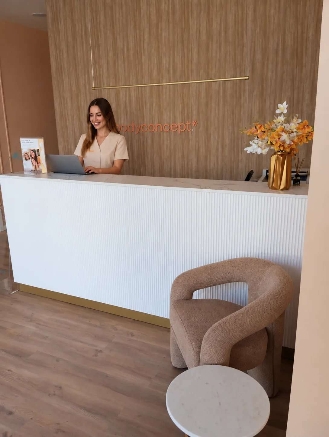 Colaboradora com a farda BodyConcept na receção